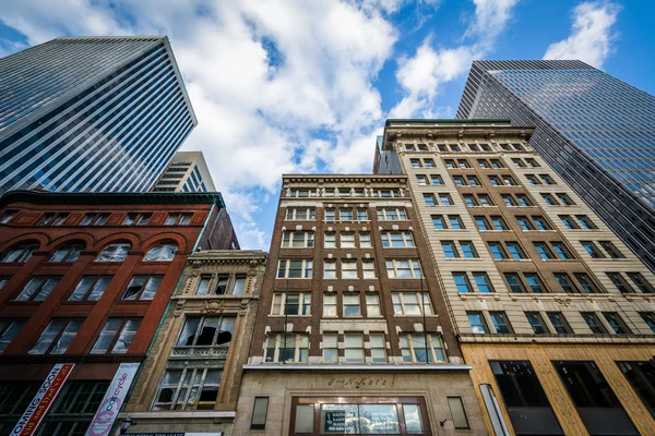 Stare i nowoczesne budynki w centrum miasta Baltimore, Maryland. — Zdjęcie stockowe