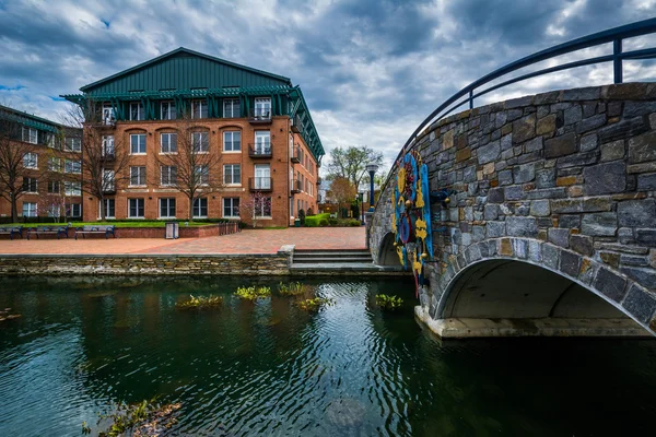 Puente de piedra sobre Carroll Creek, en Frederick, Maryland . —  Fotos de Stock