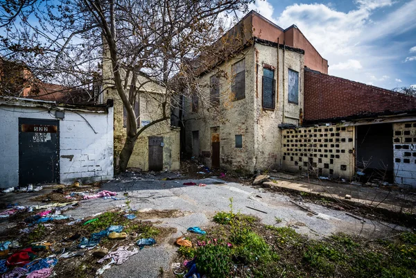 Edifícios abandonados perto do Centro Comercial Old Town, em Baltimore, Maryland . — Fotografia de Stock