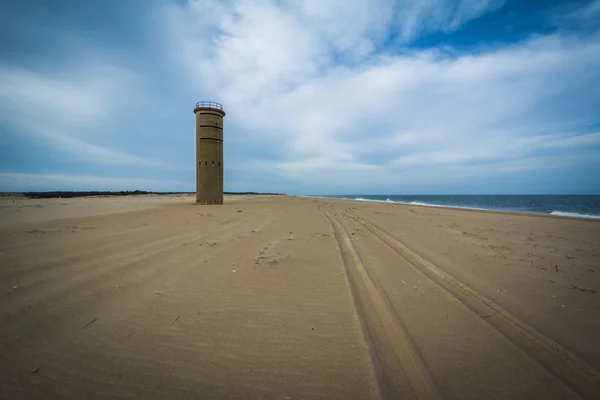 Pistas de neumáticos en la playa y una torre de observación de la Segunda Guerra Mundial en —  Fotos de Stock