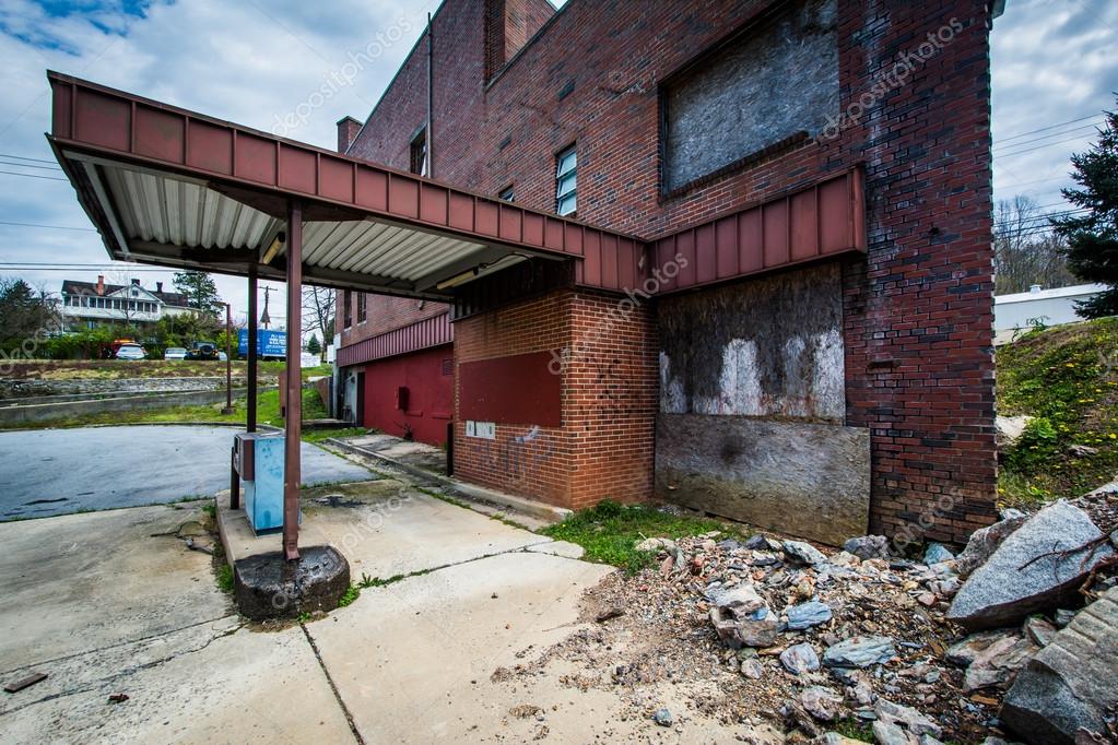 Abandoned bank in Mount Airy, Maryland. — Stock Photo © appalachianview