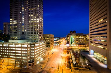 Şehir geceleri, Baltimore, Maryland binalar görünümünü.