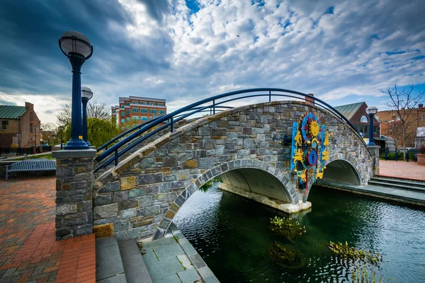 Stenen brug over Carroll Creek, in Frederick, Maryland. — Stockfoto