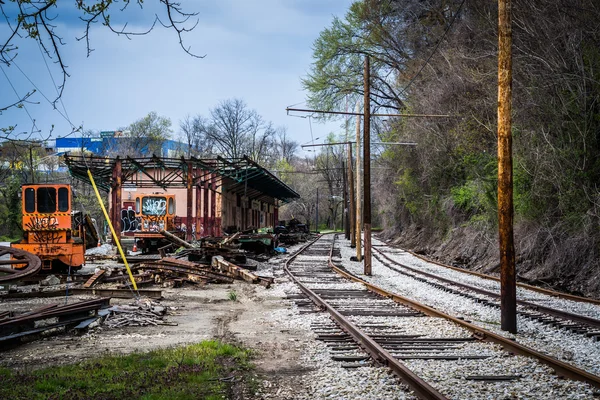 Railroad tracks and abandoned rail cars along Falls Road, in Bal — Stock Photo, Image