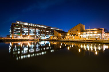 Binalar gece, Baltimor akşamlarınıFells Point'teki sahildeki