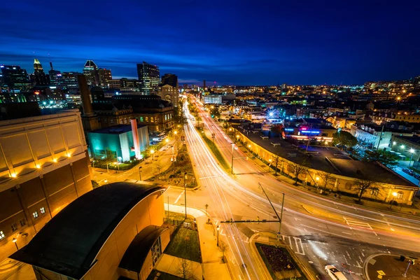 View of Presidents Street at night, in downtown Baltimore, Maryl — Stock Photo, Image