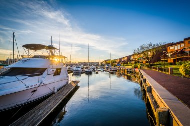 Gün batımında, Canton, Baltimore, Maryland demirledi tekne.