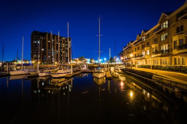 Marina ve apartman binaları geceleri CA sahildeki