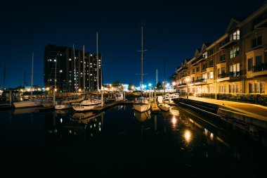 Marina ve apartman binaları geceleri CA sahildeki
