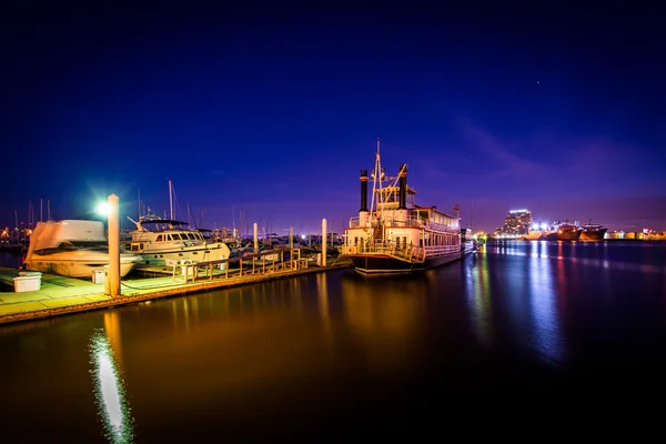 Boats on the waterfront at night, in Canton, Baltimore, Maryland — Stock Photo, Image