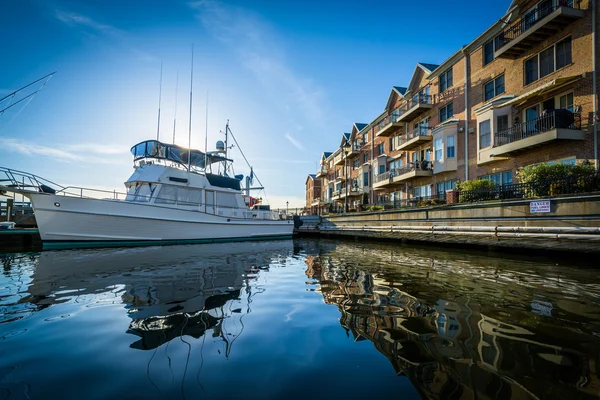 Лодка и жилой дом на берегу в Кантоне, Балтимор, Мар — стоковое фото