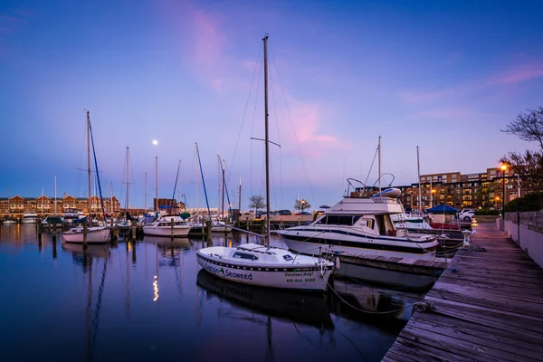 Uma lua cheia sobre barcos atracados no crepúsculo, em Fells Point, Balti — Fotografia de Stock