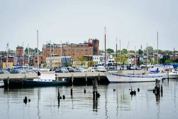 Boats and buildings on the waterfront in Fells Point, Baltimore, — Stock Photo, Image