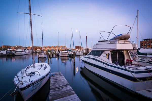 Uma lua cheia sobre barcos atracados no crepúsculo, em Fells Point, Balti — Fotografia de Stock