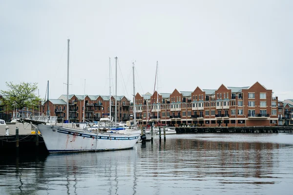 Boot en appartement gebouwen aan de waterkant in Canton, Baltim — Stockfoto