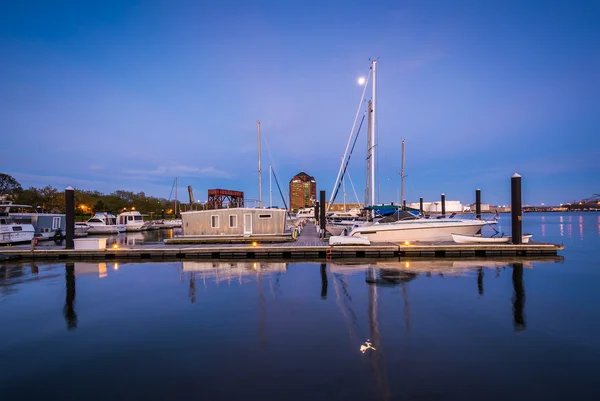 Fullmåne över båtar och bryggor på twilight, i Kanton, Baltimo — Stockfoto