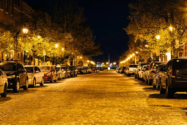 Cobblestone street at night, in Fells Point, Baltimore, Maryland — Stock Photo, Image