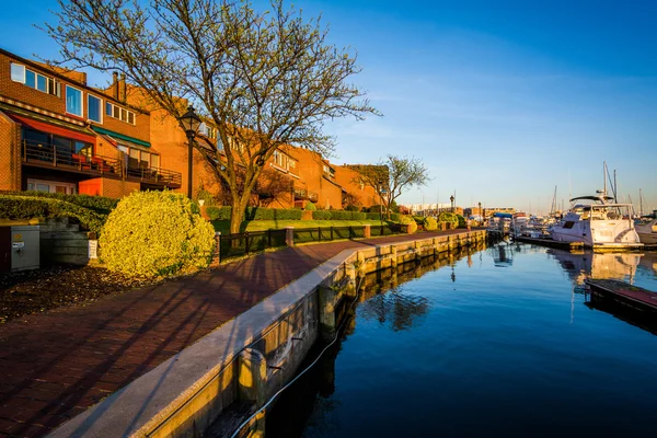 Maisons et bateaux le long de la promenade riveraine, à Canton, Balt — Photo