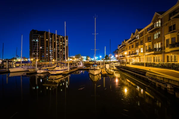 Marina och hyreshus vid vattnet på natten, i Ca — Stockfoto