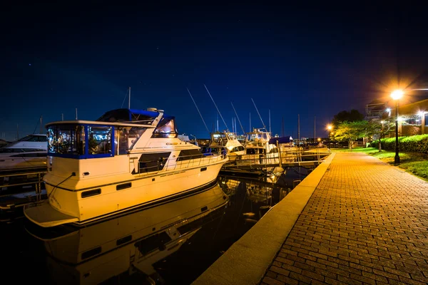 Yachthafen an der Uferpromenade bei Nacht, im Kanton, Baltimore, Marylan — Stockfoto