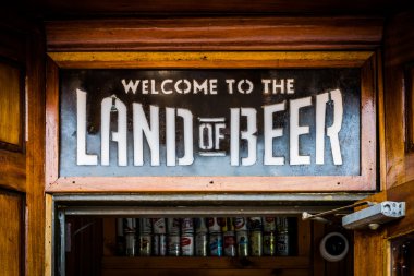 Bir çubuğun üzerindeki işareti kapı akşamlarınıFells Point'teki, Baltimore, Maryland.