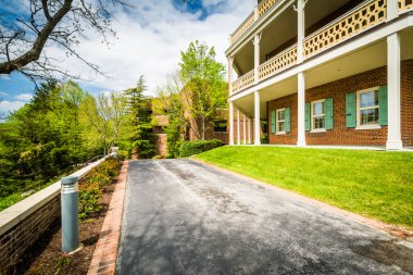 Geçit ve bina Johns Hopkins Mount Washington, ba
