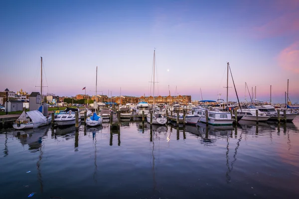 Uma lua cheia sobre barcos atracados no crepúsculo, em Fells Point, Balti — Fotografia de Stock