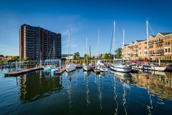 Flerbostadshus och båtar dockad vid vattnet i Canton — Stockfoto