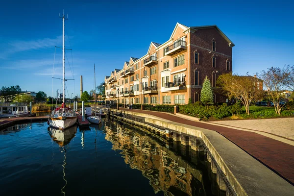 Apartment buildings and boats docked on the waterfront in Canton — Stock Photo, Image