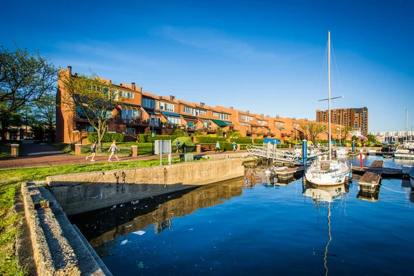 Apartment buildings and boats docked on the waterfront in Canton — Stock Photo, Image
