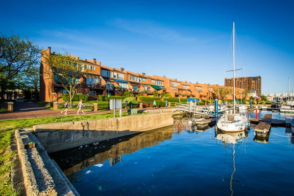 Edificios de apartamentos y barcos atracados en el paseo marítimo de Cantón —  Fotos de Stock