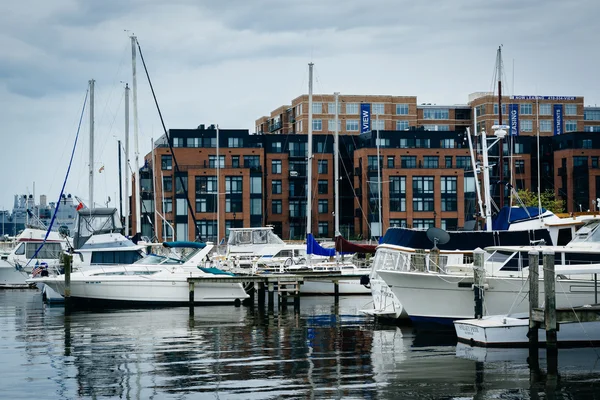 Båtar och byggnader vid vattnet i fells point, baltimore, — Stockfoto