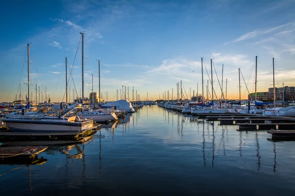 Barcos atracados em uma marina em Cantão, Baltimore, Maryland . — Fotografia de Stock