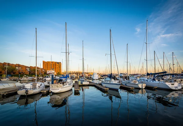 Båtar i en marina i Kanton, Baltimore, Maryland. — Stockfoto