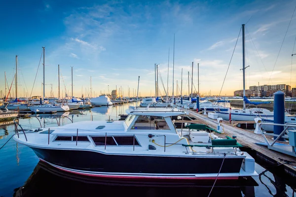 Båtar i en marina i Kanton, Baltimore, Maryland. — Stockfoto