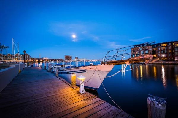 Barcos em uma marina no crepúsculo, em Fells Point, Baltimore, Maryla — Fotografia de Stock