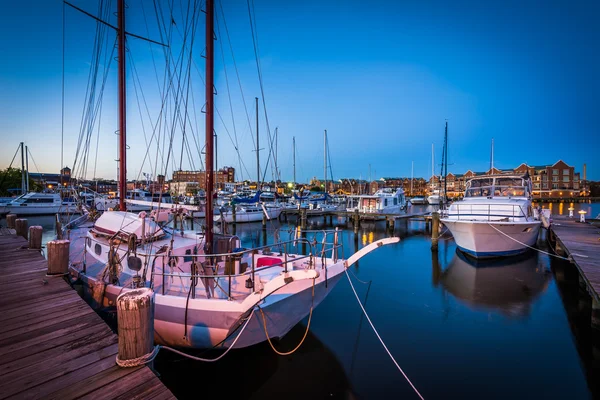 Barcos em uma marina no crepúsculo, em Fells Point, Baltimore, Maryla — Fotografia de Stock