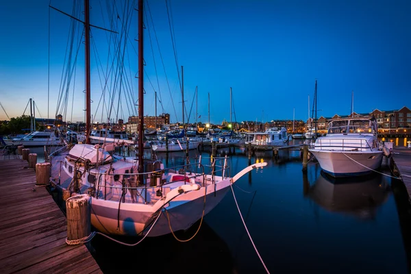 Barcos em uma marina no crepúsculo, em Fells Point, Baltimore, Maryla — Fotografia de Stock