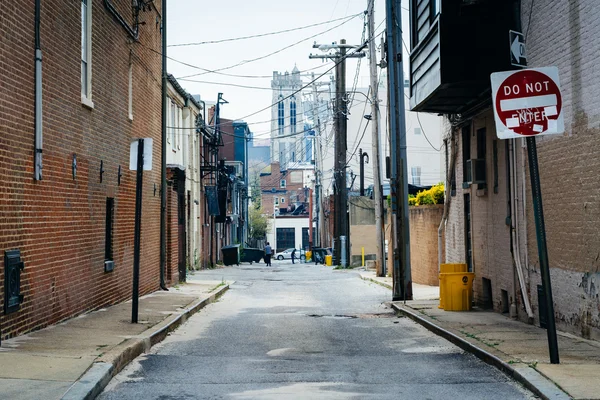 Narrow alley in Midtown-Belvedere, Baltimore, Maryland. — Stock Photo, Image