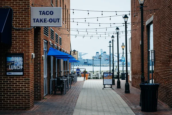 Narrow walkway to the waterfront in Fells Point, Baltimore, Mary — Stock Photo, Image