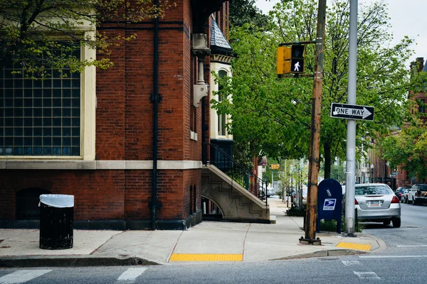 Einbahnstraßenschild an einer Kreuzung in Midtown-Belvedere, Baltimore, — Stockfoto