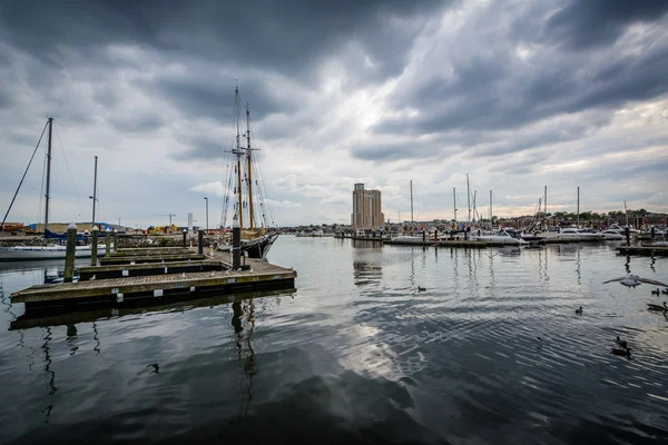 Грозових хмар над доків, човни гавань сході, Балтімор, Мар — стокове фото