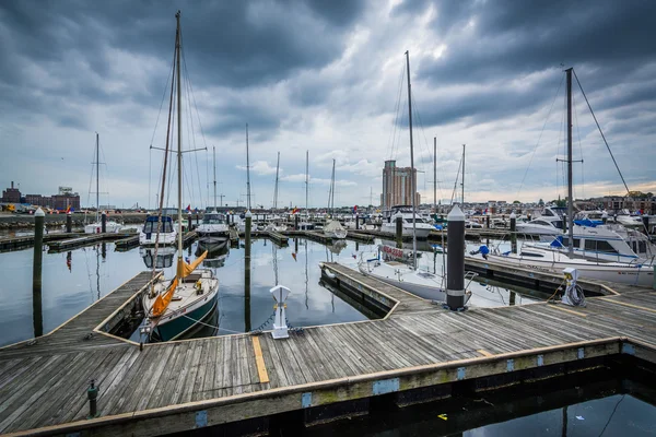 Storm clouds over docks and boats in Harbor East, Baltimore, Mar — Stock Photo, Image