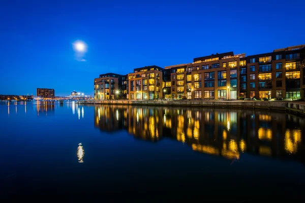 La luna llena sobre un edificio de apartamentos frente al mar en Fells Poin —  Fotos de Stock