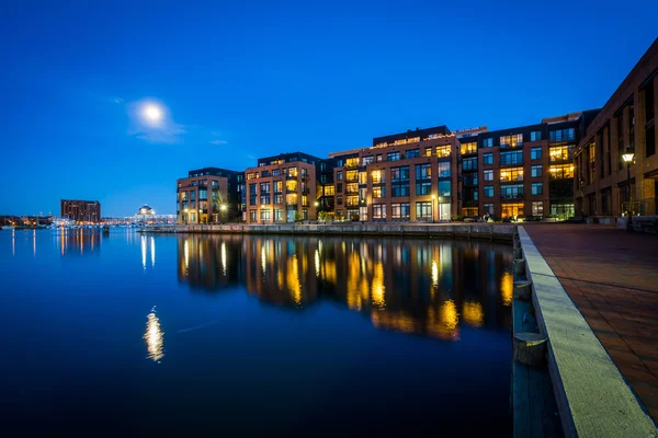 The full moon over a waterfront apartment building in Fells Poin — Stock Photo, Image