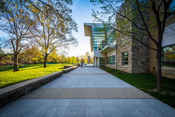 Gangvei og moderne bygninger ved Loyola University Maryland, i B – stockfoto