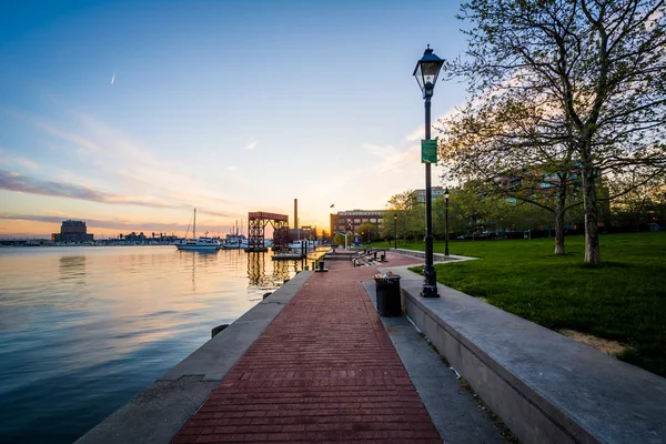 Walkway on the waterfront at sunset, in Canton, Baltimore, Maryl — Stock Photo, Image