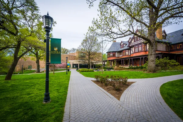 Pasarelas y edificios en la Universidad de Loyola Maryland, en Baltimo — Foto de Stock