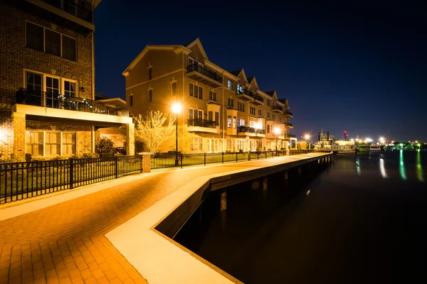 Edificio de apartamentos frente al mar por la noche, en Canton, Baltimore, Ma — Foto de Stock