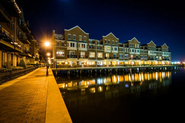 Prédio de apartamentos à beira-mar à noite, em Cantão, Baltimore, Ma — Fotografia de Stock